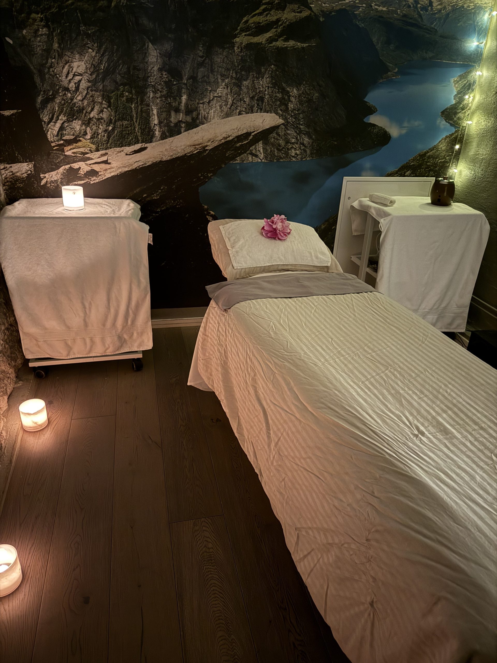 Ett behandlingsrum på Luxury spa med fin belysning. 