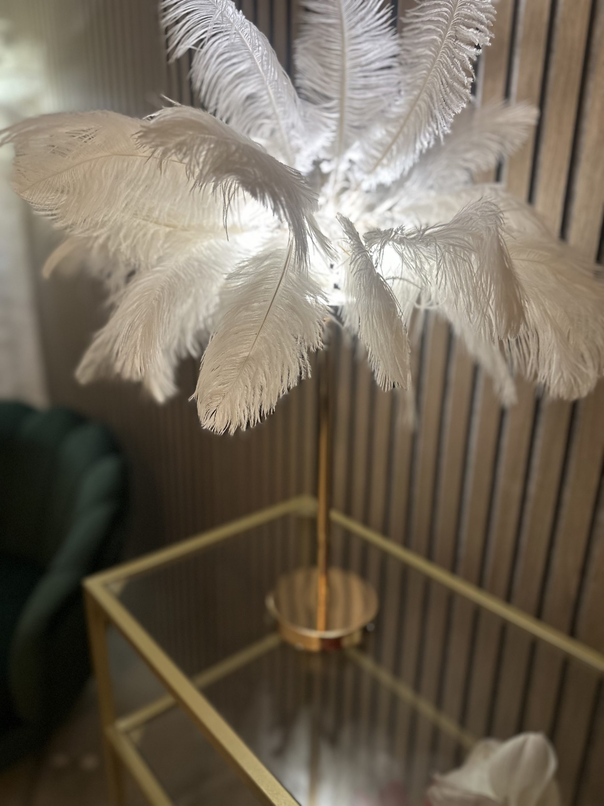 En fin lampa med fjädrar på ett bord på ett spa i östermalm. 