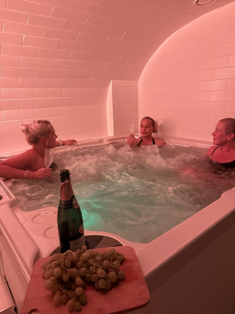 Snacks och cava vid en pool