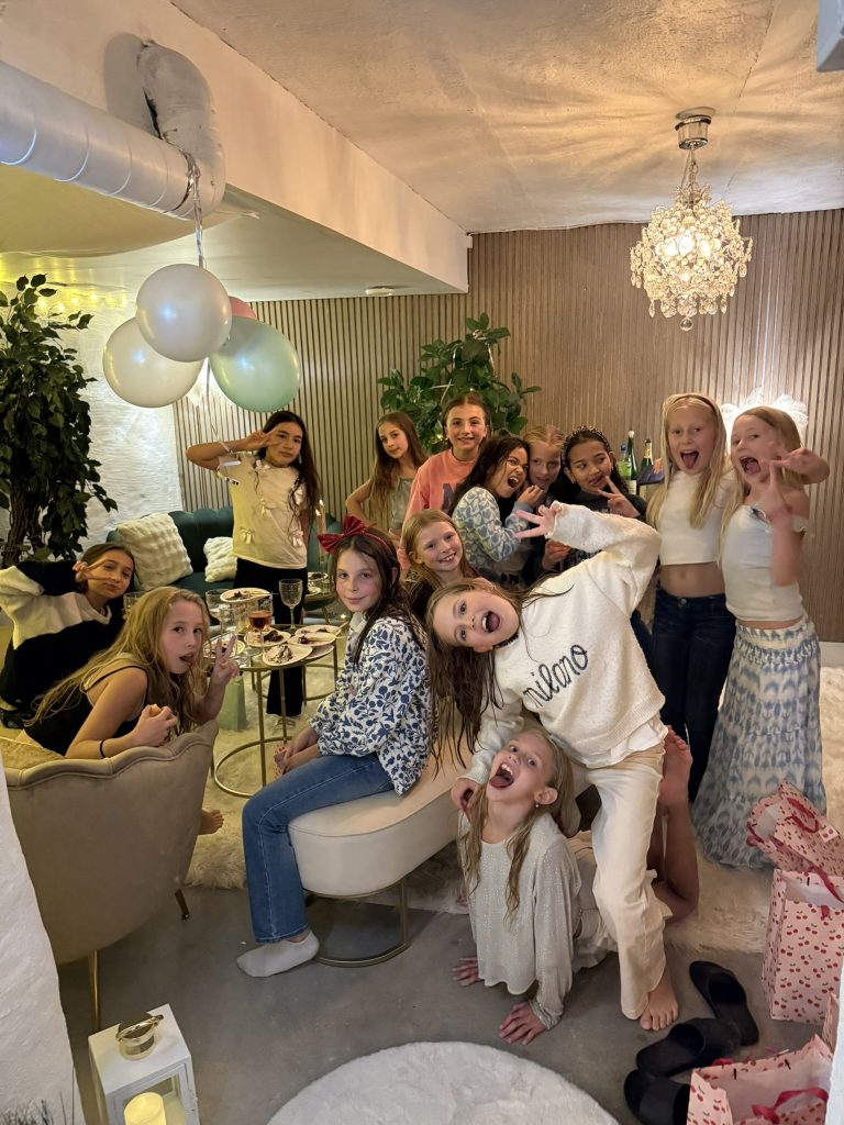 Ett kalas i en eventlokal. 