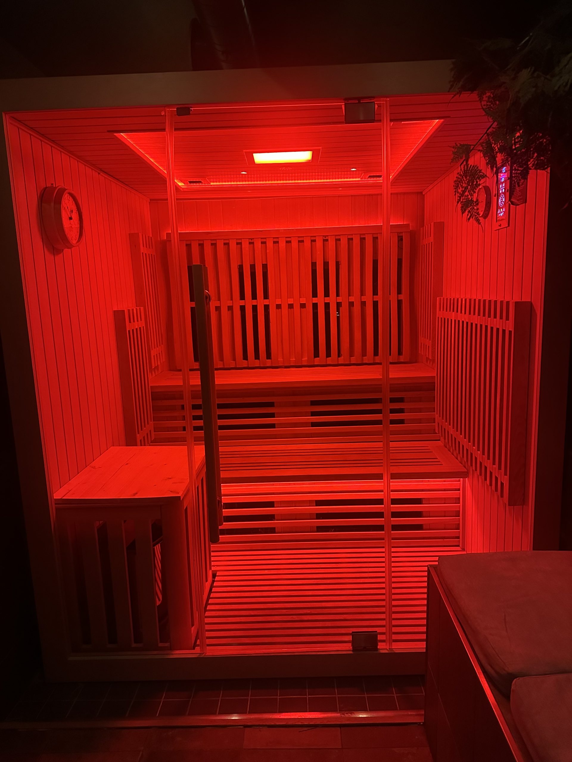 En r&ouml;d IR bastu som &auml;r tom.