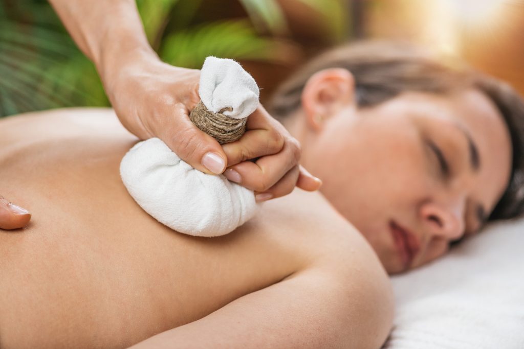 En kvinna får massage på luxury spa
