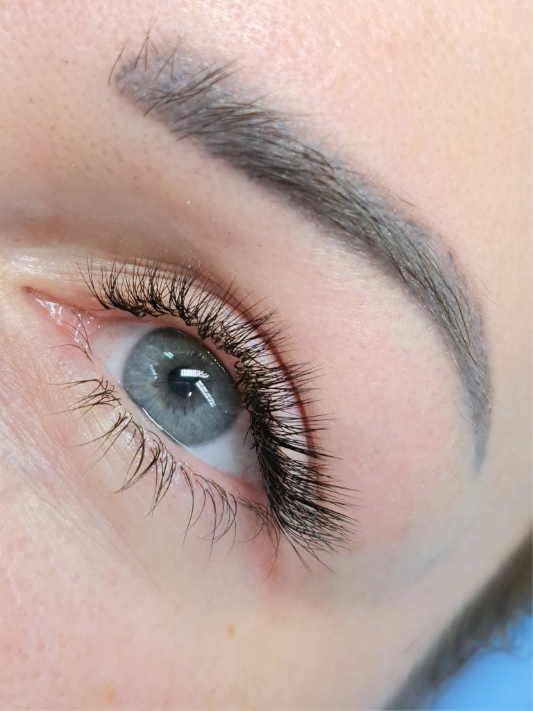 En närbild på en kvinnas ögon och hudvård.